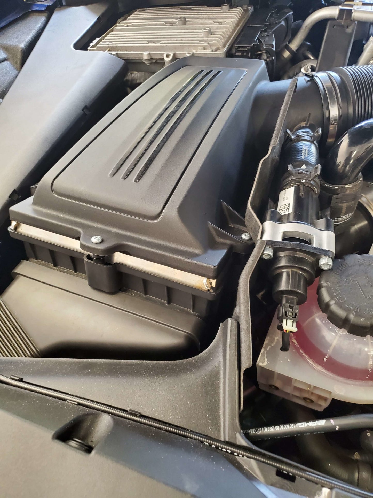 Blow-off valve VTA adapter installed on Mercedes-AMG E63 M177 turbocharger